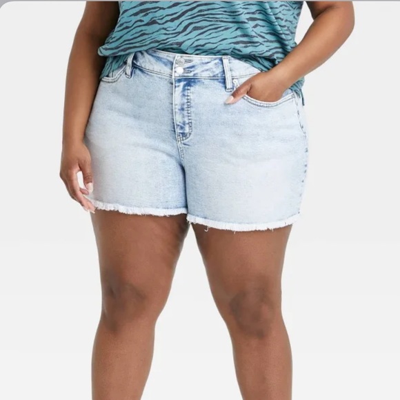 Ava & Viv Women’s Acid Wash Mid-Rise Jean Shorts - Picture 4 of 5